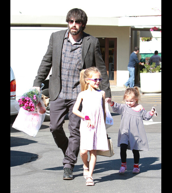 Ben Affleck et ses deux adorables filles Violet et Seraphina font le marché au Farmers market, le 5 février 2012 à Los Angeles