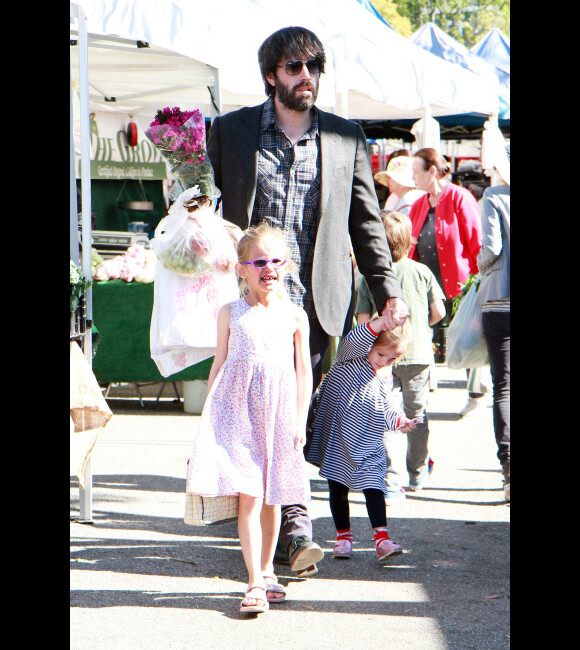Ben Affleck, des fleurs dans les mains, et ses deux filles Violet et Seraphina font le marché au Farmers market, le 5 février 2012 à Los Angeles