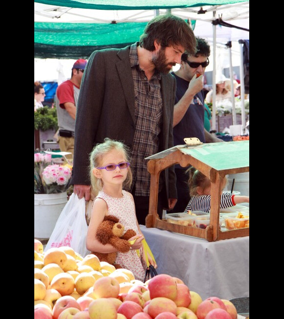 Ben Affleck et ses deux filles Violet et Seraphina font tranquillement le marché au Farmers market, le 5 février 2012 à Los Angeles