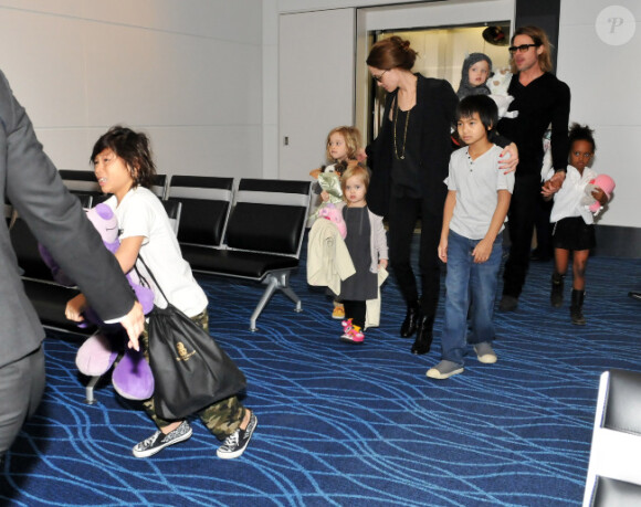 Brad Pitt et Angelina Jolie avec leurs enfants Maddox, Pax, Zahara, Shiloh, Know et Vivienne en novembre 2011