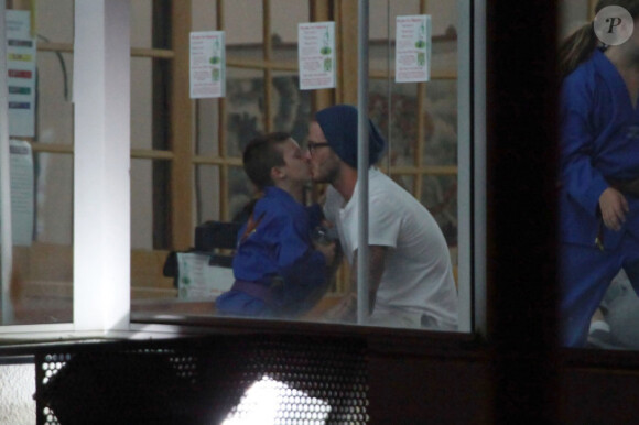 David Beckham félicite son fils Cruz à son cours de karaté, à Los Angeles, le 6 février 2012