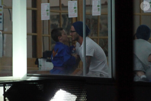 David Beckham et son fils Cruz discutent pendant le cours de karaté du garçon, à Los Angeles, le 6 février 2012