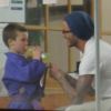 David Beckham s'amuse avec son fils lors de son cours de karaté, à Los Angeles, le 6 février 2012