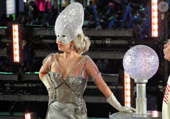 Lady Gaga en plein show à Times Square, le 31 décembre 2011.