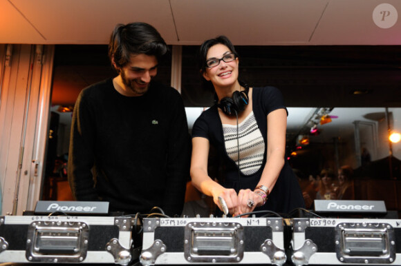Helena Noguerra joue les DJ lors du lancement de la collection Rodier chez Brand Bazar, à Paris, le 9 février 2012