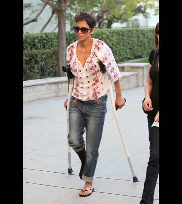 Halle Berry, blessée, se balade dans les rues de Los Angeles, le 9 février 2012
