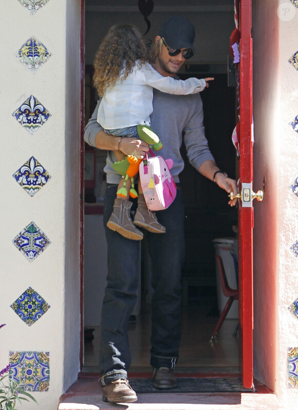 Gabriel Aubry et sa fille Nahla, à Los Angeles, le 9 février 2012