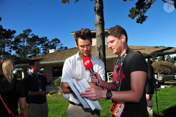 Josh Duhamel interviewé lors de son tournoi de golf, à Los Angeles, le 8 février 2012