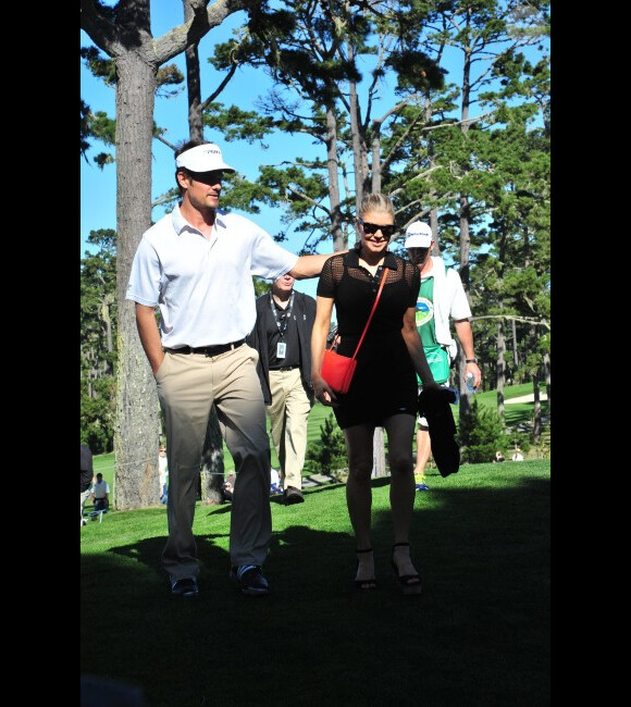 Fergie soutient son homme Josh Duhamel lors de son tournoi de golf, à Los Angeles, le 8 février 2012