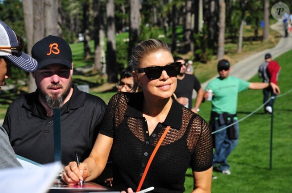 Fergie soutient son homme Josh Duhamel lors de son tournoi de golf et signe des autographes, à Los Angeles, le 8 février 2012