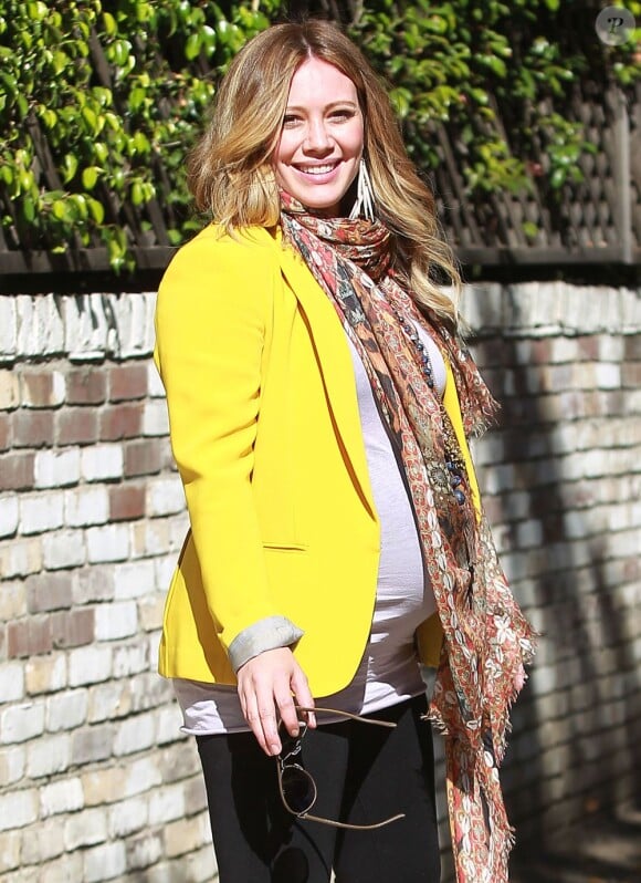 Hilary Duff, souriante, radieuse et très enceinte, est surprise à Los Angeles le 9 février 2012.