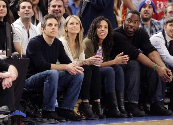 Ben Stiller et Christine Taylor au Madison Square Garden pour assister à la victoire des Knicks contre les Lakers, à New York, le 10 février 2012.