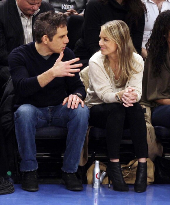 Ben Stiller et Christine Taylor, toujours aussi complices, au Madison Square Garden pour assister à la victoire des Knicks contre les Lakers, à New York, le 10 février 2012.