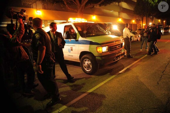 L'ambulance quitte enfin le Beverly Hilton Hotel à Los Angeles, le 11 février 2012.