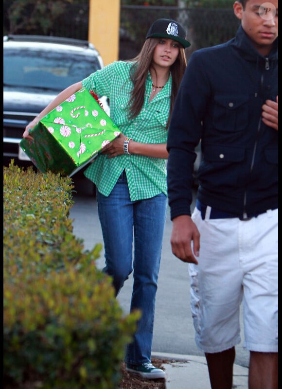 Cadeau sous le bras, Paris Jackson rentre à son domicile, le 4 février à Los Angeles.