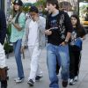 Les enfants de Michael Jackson rentrent à la maison après avoir été au cinéma voir un film avec leurs cousins, le 4 février à Los Angeles.
