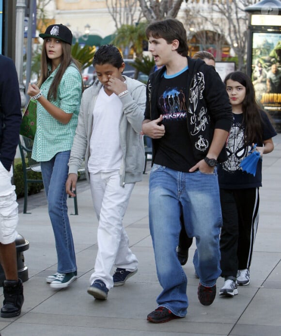 Les enfants de Michael Jackson rentrent à la maison après avoir été au cinéma voir un film avec leurs cousins, le 4 février à Los Angeles.