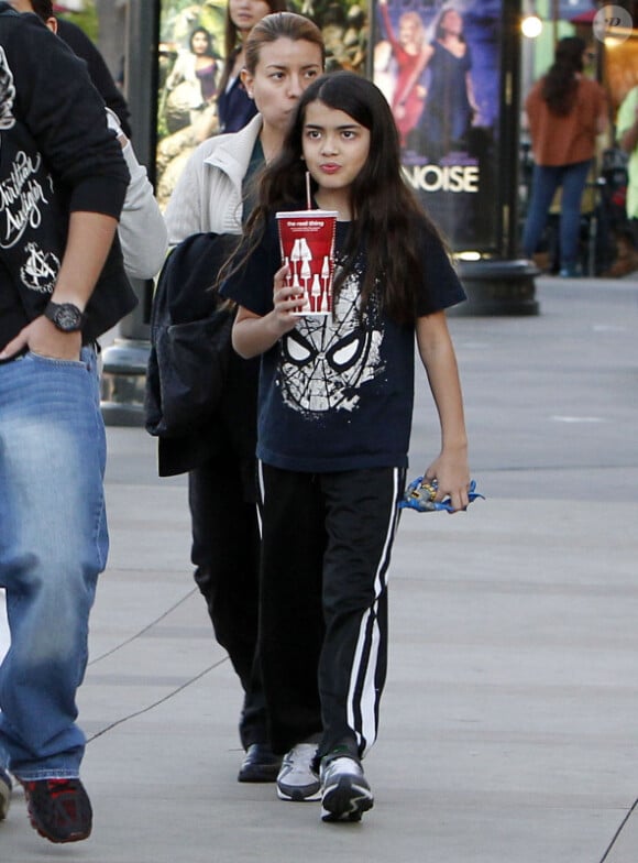 Blanket, 9 ans, dernier fils de Michael Jackson, finit la boisson qu'il a achetée au cinéma, le 4 février à Los Angeles.