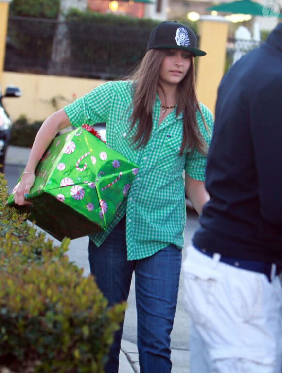 Casquette vissée sur la tête, Paris Jackson, 13 ans, a reçu un cadeau d'une fan, le 4 février à Los Angeles.