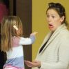 Jennifer Garner, enceinte, et sa petite Seraphina s'offrent une pédicure, à Los Angeles, le 11 février 2012