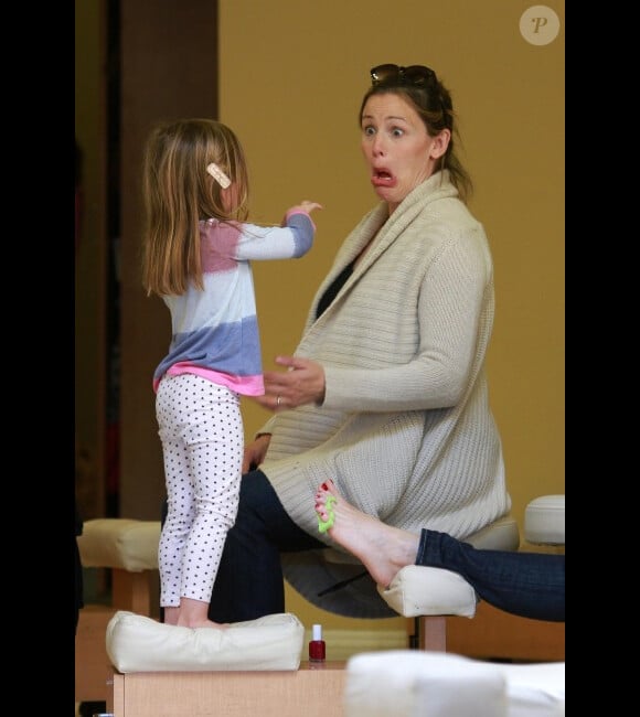 Jennifer Garner, enceinte, et sa petite Seraphina s'offrent une pédicure, à Los Angeles, le 11 février 2012