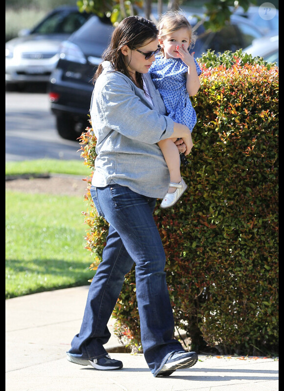 Jennifer Garner, très enceinte, et ses filles Violet et Seraphina, vont à un anniversaire, à Los Angeles, le 12 février 2012