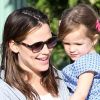 Jennifer Garner, très enceinte, et ses filles Violet et Seraphina, vont à un anniversaire, à Los Angeles, le 12 février 2012