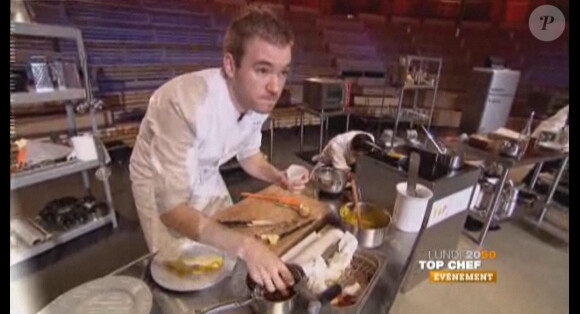 Image du troisième numéro de Top Chef, lundi 13 février 2012 sur M6 - Julien en pleine action