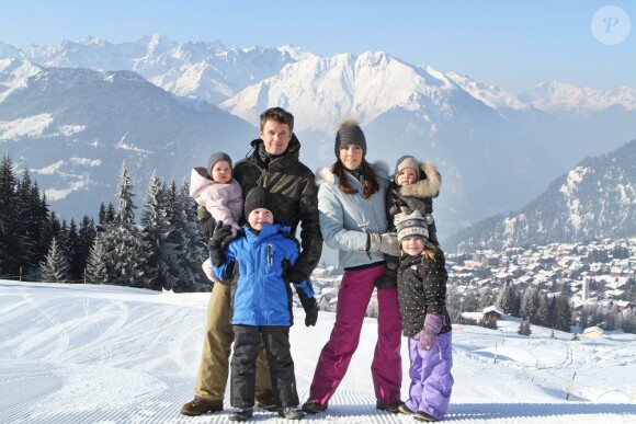 Le prince Frederik et la princesse Mary, en vacances dans la station suisse de Verbier comme chaque année, ont posé pour la presse avec leurs enfants, le prince Christian (6 ans), la princesse Isabella (4 ans) et les jumeaux le prince Vincent et la princesse Josephine (1 an), le 12 février 2012.
