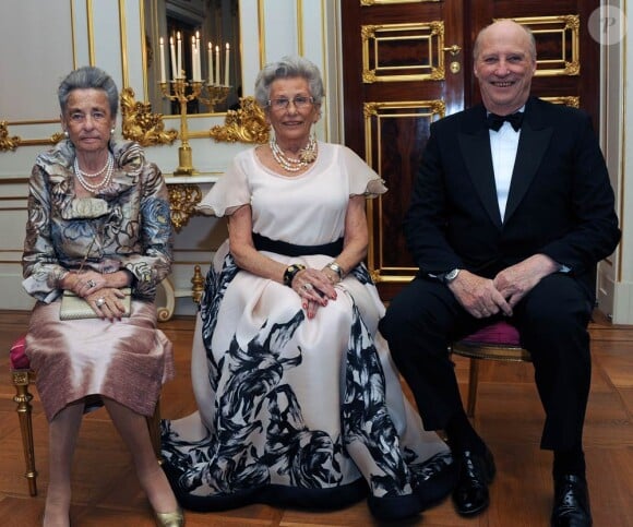 Le roi Harald V de Norvège et ses deux grandes soeurs, la princesse Raghnild, 81 ans, et la princesse Astrid, 80 ans.
La princesse Astrid de Norvège, soeur du roi Harald V et cousine de la reine Elizabeth II, célébrait le 12 février 2012 sn 80e anniversaire au palais royal à Oslo.