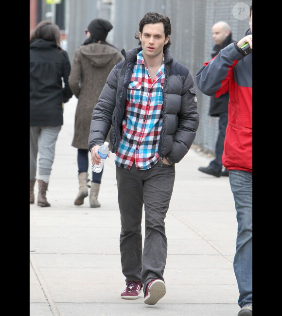 Penn Badgley sur le tournage de la série Gossip Girl à New York, le 16 février 2012