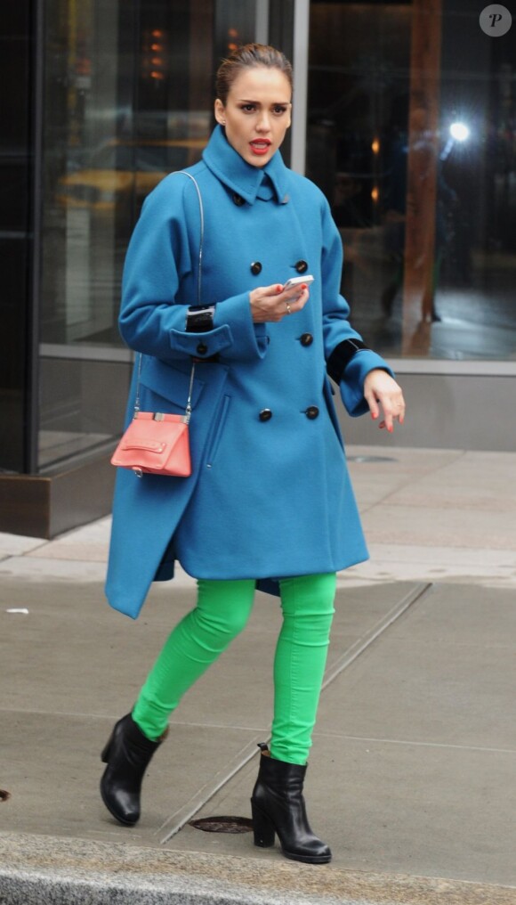 Jessica Alba redonne vie au color-block en plein hiver à New York. Le 15 février 2012.