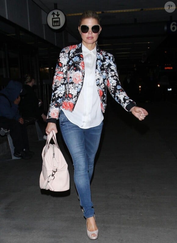 La chanteuse Fergie voyage avec classe, portant une veste Céline, un jean Black Orchid, un sac Givenchy et des chaussures de sa propre marque. Los Angeles, le 10 février 2012.