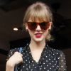 L'irrésistible Taylor Swift en robe Dolce & Gabbana et sac Fendi, arpente avec style le quartier de West Hollywood. Le 15 février 2012.