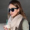Jessica Alba arrive à l'aéroport de Los Angeles de retour de New York le 17 février 2012