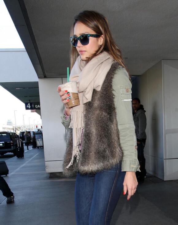 Jessica Alba arrive à l'aéroport de Los Angeles de retour de New York le 17 février 2012 