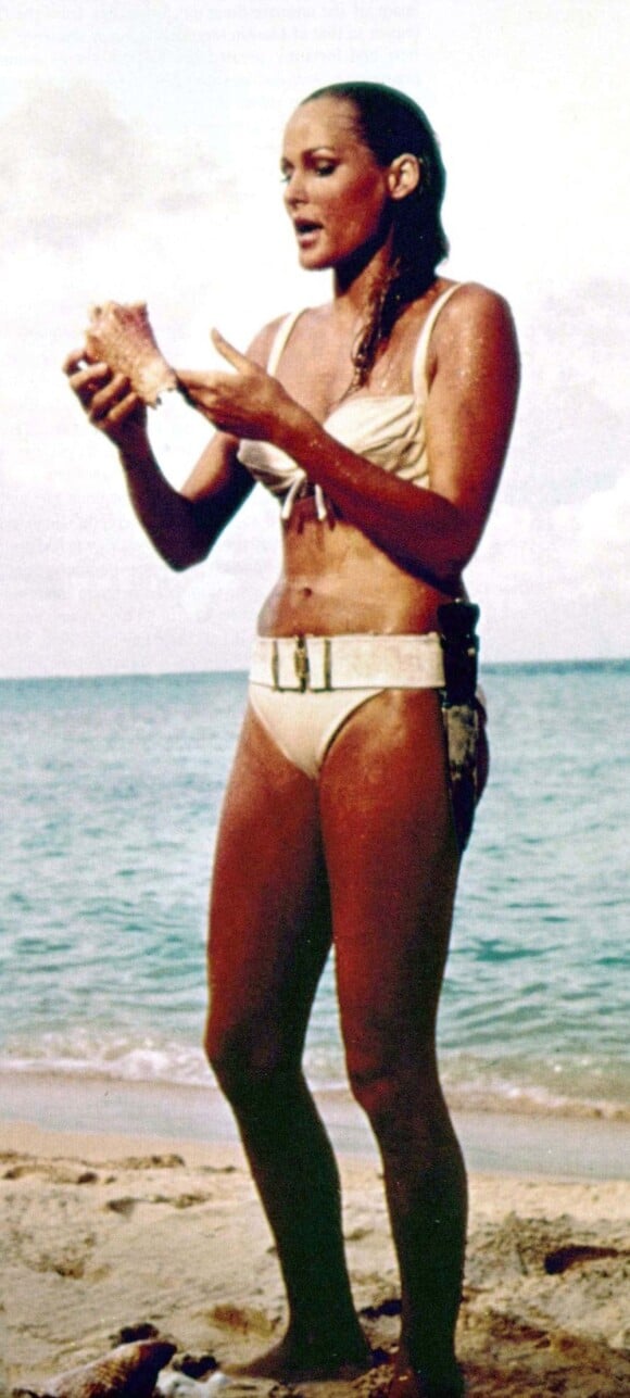 Ursula Andress est n°3 du classement "Les plus belles femmes en maillot de bain". Ici sur le tournage de James Bond contre Dr No en 1962.