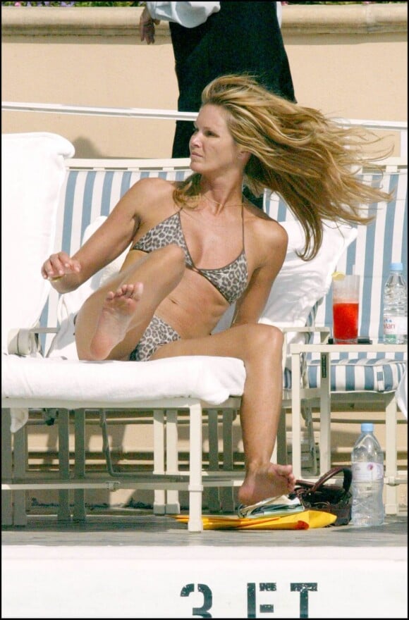 Elle Macpherson est n°15 du classement "Les plus belles femmes en maillot de bain". Ici à Beverly Hills en 2004.