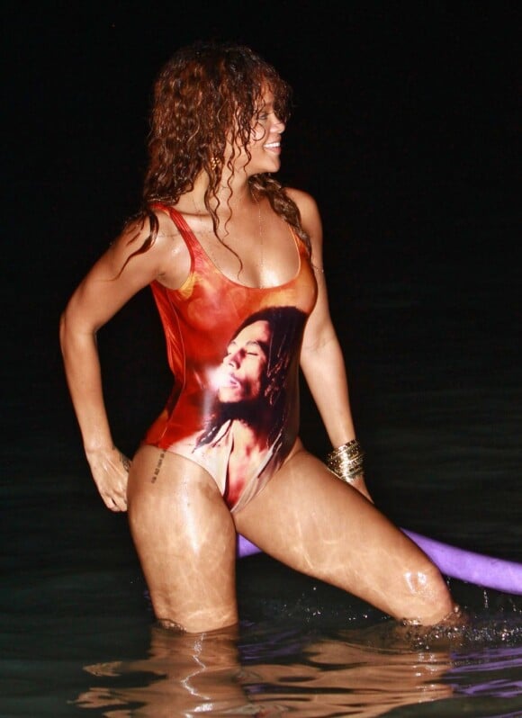 Rihanna est n°17 du classement "Les plus belles femmes en maillot de bain". Ici à la Barbade en août 2011.