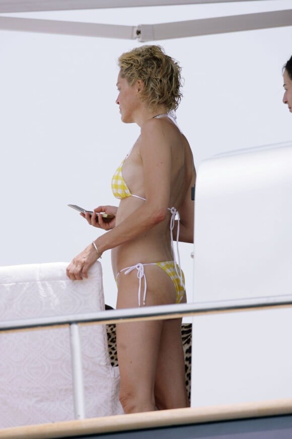 Sharon Stone est n°18 du classement "Les plus belles femmes en maillot de bain". Ici sur le yacht de Roberto Cavalli à Cannes, en mai 2007.