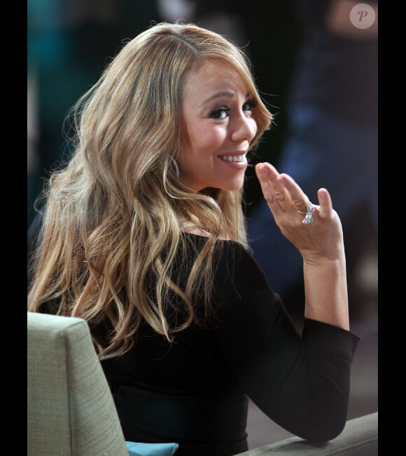 Mariah Carey salue ses fans lors de l'enregistrement de l'émission Good Morning America à New York, le 21 février 2012