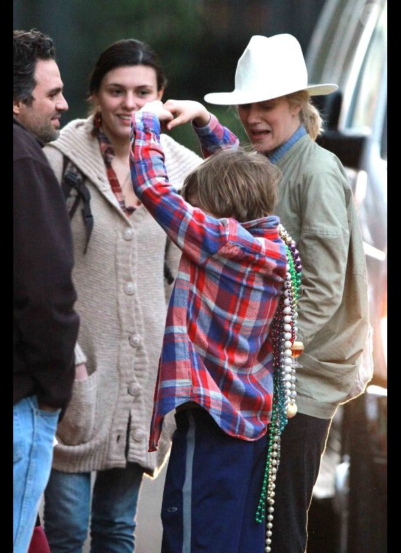 Mark Ruffalo reçoit la visite de sa femme Sunrise, et de leurs enfants Keen, Bella et Odette sur le tournage de son film Now you see me, à la Nouvelle-Orléans, le 8 février 2012