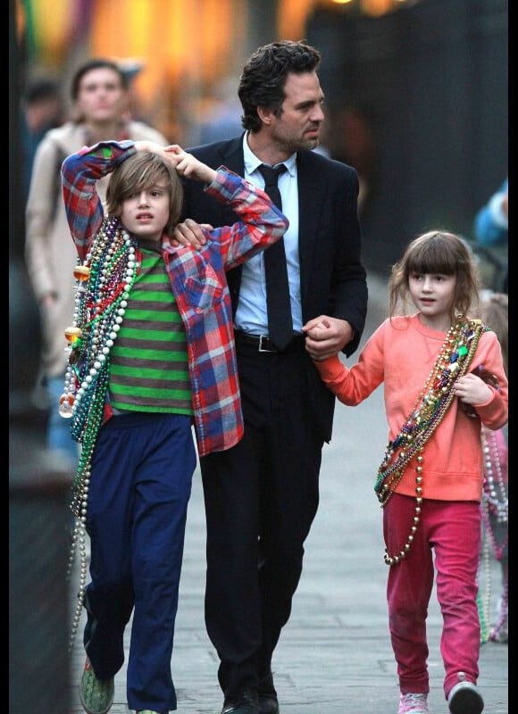 L'acteur Mark Ruffalo reçoit la visite de sa femme Sunrise, et de leurs enfants Keen, Bella et Odette sur le tournage de son film Now you see me, à la Nouvelle-Orléans, le 8 février 2012