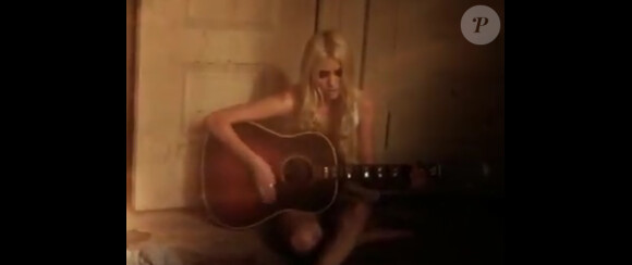 Taylor Momsen dans le clip You du groupe The Pretty Reckless.