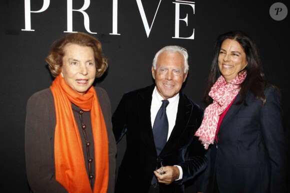 Liliane Bettencourt et sa fille Françoise Bettencourt-Meyers entourent Giorgio Armani, à Paris, le 24 janvier 2012.