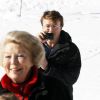 La reine Beatrix tout sourire à Lech, prise en photo par le prince Friso en février 2011...
Pris dans une avalanche à Lech (Alpes autrichiennes) le 17 février 2012, le prince Friso a été déclaré dans le coma le 24 février. La famille royale en pleine tragédie...