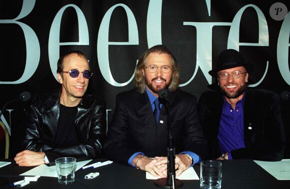 Les Bee Gees en 1998.
Robin Gibb, des Bee Gees, atteint d'un cancer du côlon et du foie, a été réhospitalisé autour du 22 février 2012, mais réagit bien au traitement selon son entourage.