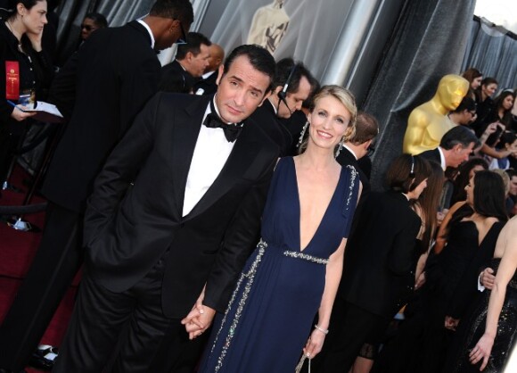 Jean Dujardin et Alexandra Lamy arrivent aux Oscars, le 26 février 2012 à Los Angeles.