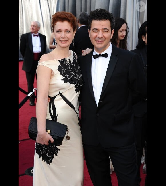 Ludovic Bource, compositeur de The Artist, et sa compagne arrivent aux Oscars, le 26 février 2012 à Los Angeles.