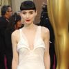 Rooney Mara dans un look de sirène futuriste a foulé le red carpet des Oscars 2012 avec élégance